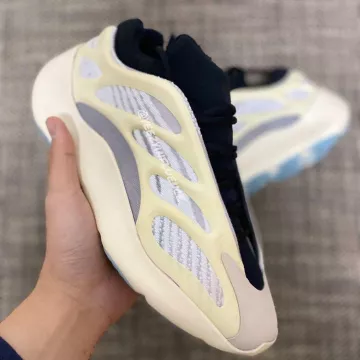 yeezy 380 usado por 380 alien en la cuenta de Instagram de @yeezyinfluence 