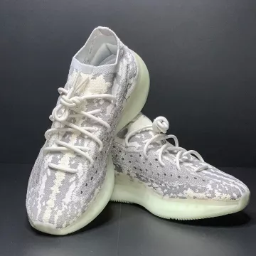 yeezy 700 v3 llevado por 700 v3 en la cuenta de Instagram de @yeezyinfluence 