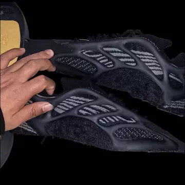 yeezy 380 usado por 380 negro en la cuenta de Instagram de @yeezyinfluence 