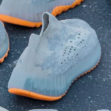 yeezy 380 usado por 380 blanco en la cuenta de Instagram de @yeezyinfluence 