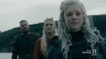 Les boucles d'oreille grises de Lagertha (Katheryn Winnick) dans Vikings (S06E01)