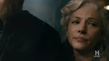 Les boucles d'oreille vertes de Lagertha (Katheryn Winnick) dans Vikings (S06E01)