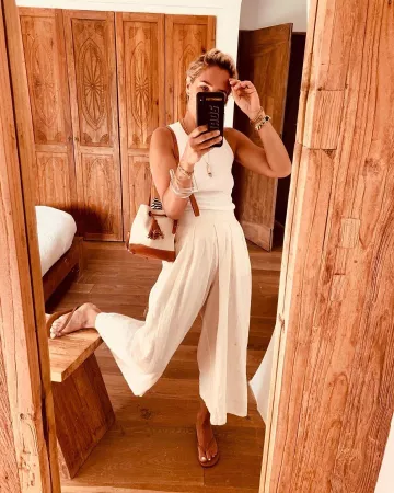 La camiseta de correa blanca de Audrey en la cuenta de Instagram de @audreylombard