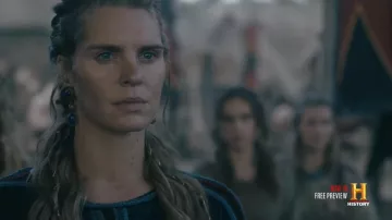 Les boucles d'oreille de Gunnhild (Ragnheiður Ragnarsdóttir) dans Vikings (S06E03)