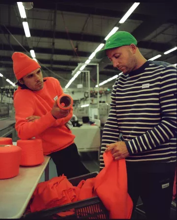 Le bonnet rouge uni porté par Orelsan sur le compte Instagram de @orelsan