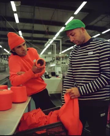 Le bonnet rouge uni porté par Orelsan sur le compte Instagram de @orelsan