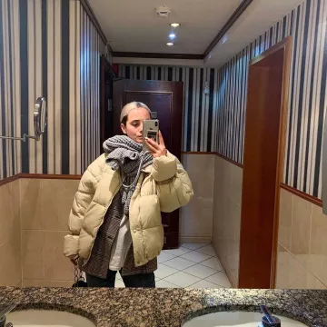 Jacket puffer light beige worn by jana aasland on the account Instagram of @asos_jana