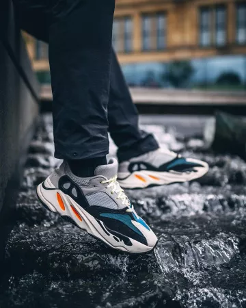Adidas Yeezy Boost 700 "Wave Runner" en la cuenta de Instagram de @peter_coyne