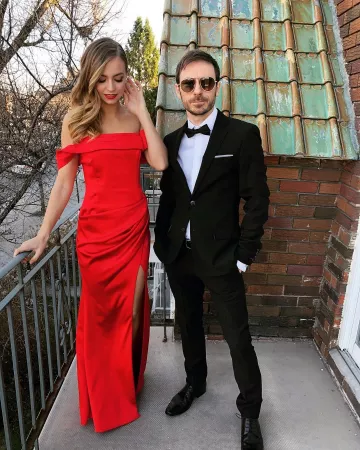 Vestido rojo partido de Vénutia-Ludivine Reding en la cuenta de Instagram de @ludivinereding