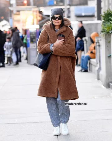 Akris Ai Bolso de hombro de cuero mediano usado por Katie Holmes 41 cumpleaños 18 de diciembre de 2019