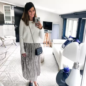 A white Blouse with ruffles worn by Charlotte on the account Instagram of @ig_chachachou 