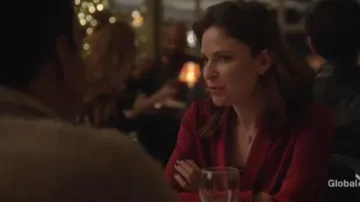 Alice + Olivia Rouge Envelopper Chemisier porté par Taylor Rentzel (MacKenzie Meehan), dans Bull Saison 4 Épisode 10