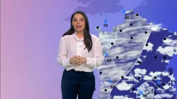 La chemise col victorien en soie ecru de Virginie Hilssone dans Météo de France 3