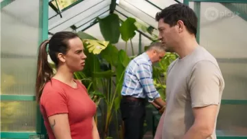 Let­tuce Trim Crop Top worn by Beatrix “Bea” Nilsson (Bonnie Anderson) in Neighbours December 2019