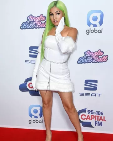 Les mécréants de Londres Cupidon de la Robe et des Gants de Mabel sur l'Instagram account @mabel 17 décembre 2019