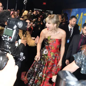 Oscar Heyman Yellow and Purple Pink Sapphire Ring of Taylor Swift on the Instagram account @taylorswift December 17, 2019