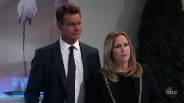 Le blazer bleu marine Elie Tahari porté par Laura Spencer (Genie Francis) dans Hôpital central (S57E124)