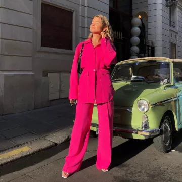 Le pantalon rose Jacquemus porté par Matilda sur le compte Instagram de @matildadjerf