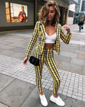 Sneak­ers white of Emily Shak on the Instagram account @emilyshak