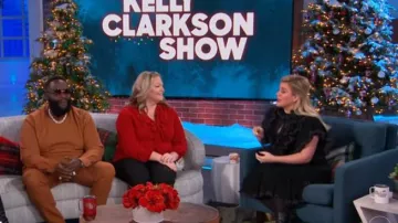 Ver por chlo Polka Dot Ruffle PlissÃ© Georgette Shift Vestido usado por Kelly Clarkson en The Kelly Clarkson Show 17 de diciembre de 2019