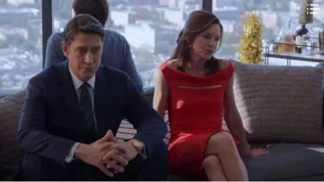 Vestido rojo sin hombros usado por Diane Hunter (Susan Walters) en Good Trouble Temporada 2 Episodio 9