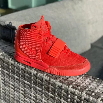Nike Air Yeezy 2 "Octubre Rojo" en la cuenta de Instagram de @rennie_ds