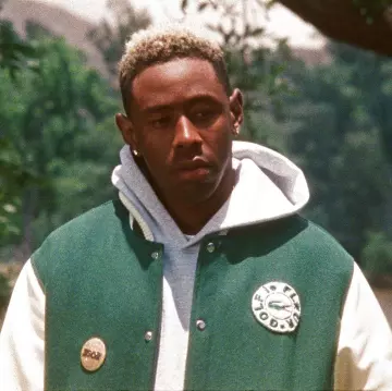 La veste lacoste golf le fleur verte et blanche portée par Tyler, The Creator sur le compte Instagram de @feliciathegoat