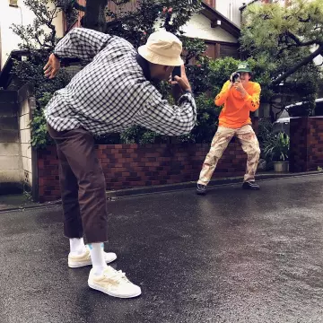 Las zapatillas de color blanco bajo y beige claro que lleva Tyler, The Creator en la cuenta de Instagram de @feliciathegoat