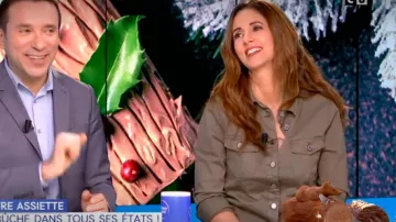 La clásica chaqueta de cuello de algodón elástica Kaki de Caroline Muñoz en William al mediodía