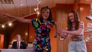 El vestido camisero estampado usado por Eleven (Millie Bobby Brown) en Stranger Things (S03E02)