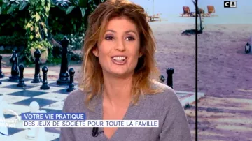 Le pull col V et manches raglan en cachemire Gris de Caroline Ithurbide dans William à midi