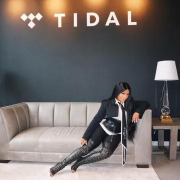 The scarf Givenchy black Lil' Kim on the account Instagram of @lilkimthequeenbee