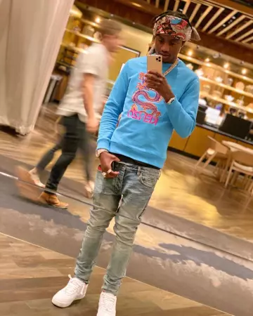 Le sweatshirt dragon brodé Kenzo de Lil Tjay sur son compte Instagram @liltjay