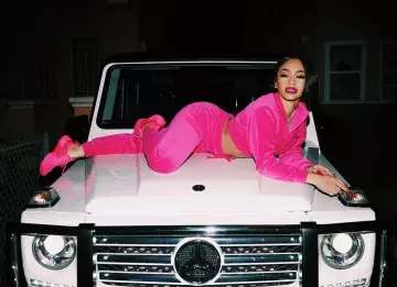 The tracksuit velour worn by Saweetie on the account Instagram of @saweetie