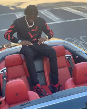 Le sweatshirt Off-White chauve-souris de Lil Tjay sur son compte Instagram @liltjay