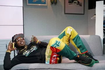 Le pantalon rouge, vert et jaune supreme fox honda porté par Trinidad James sur le compte Instagram de @trinidadjamesgg