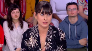 La robe midi ample col V imprimée Noir de Emilie Papatheodorou dans Clique