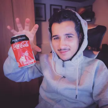 Le sweat à capuche zippé gris de Sofyan Boudouni sur le compte Instagram de @sofyan