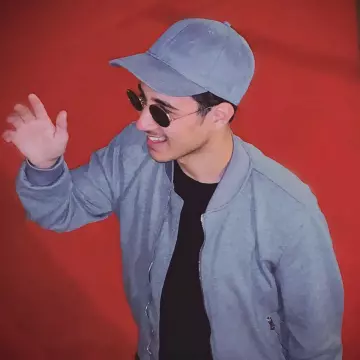 La casquette grise de Sofyan Boudouni sur le compte Instagram de @sofyan