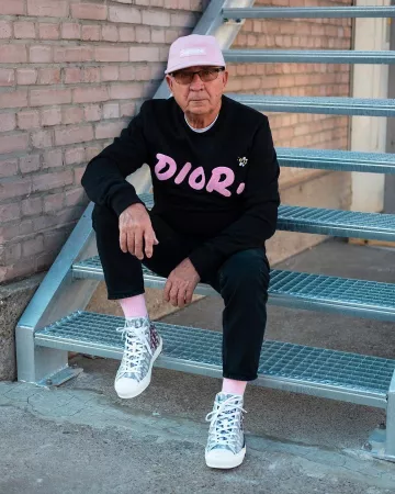 KAWS x Dior Crewneck Sudadera Negra usada por jaadiee en la cuenta de Instagram de @jaadiee
