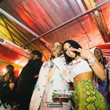 Le pantalon imprimé serpent sur le compte Instagram de @quavohuncho