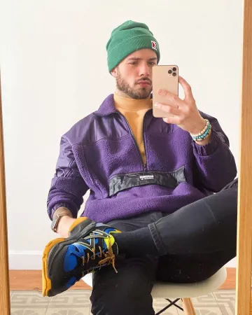 Gorra verde karl kani usada por thomas ssuisa en la cuenta de Instagram de @asos_thomas