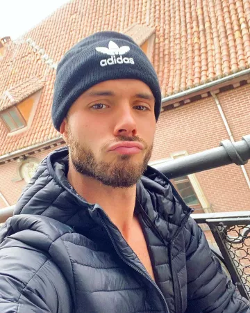Bonnet adidas black porté par thomas suissa sur le compte Instagram de @asos_thomas