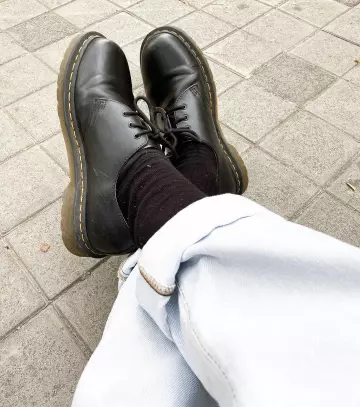 Dr martens black worn by thomas suissa on the account Instagram of @asos_thomas
