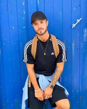 Camiseta negra Adidas usada por thomas suissa en la cuenta de Instagram de @asos_thomas