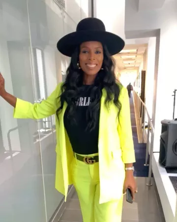 Blazer verde neón de Roxanne Shanté en la cuenta de Instagram de @imroxanneshante