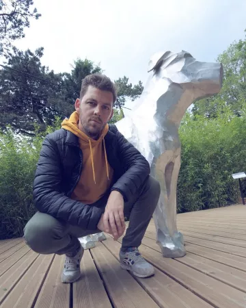 The hoody yellow Stone Croce on the account Instagram of @pierrecroce