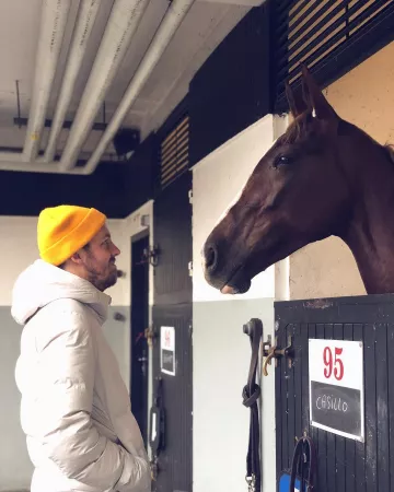 The bonnet yellow Stone Croce on the account Instagram of @pierrecroce