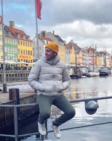 The down jacket grey worn by Peter Croce on the account Instagram of @pierrecroce