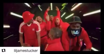 Camiseta roja de Adidas de Da Brat en la cuenta de Instagram de @sosobrat